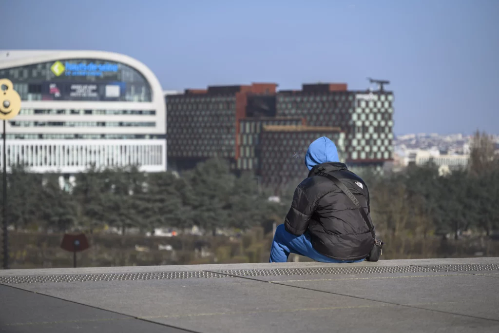 Photographie d'un regard à La Défense par Jacques Hamard