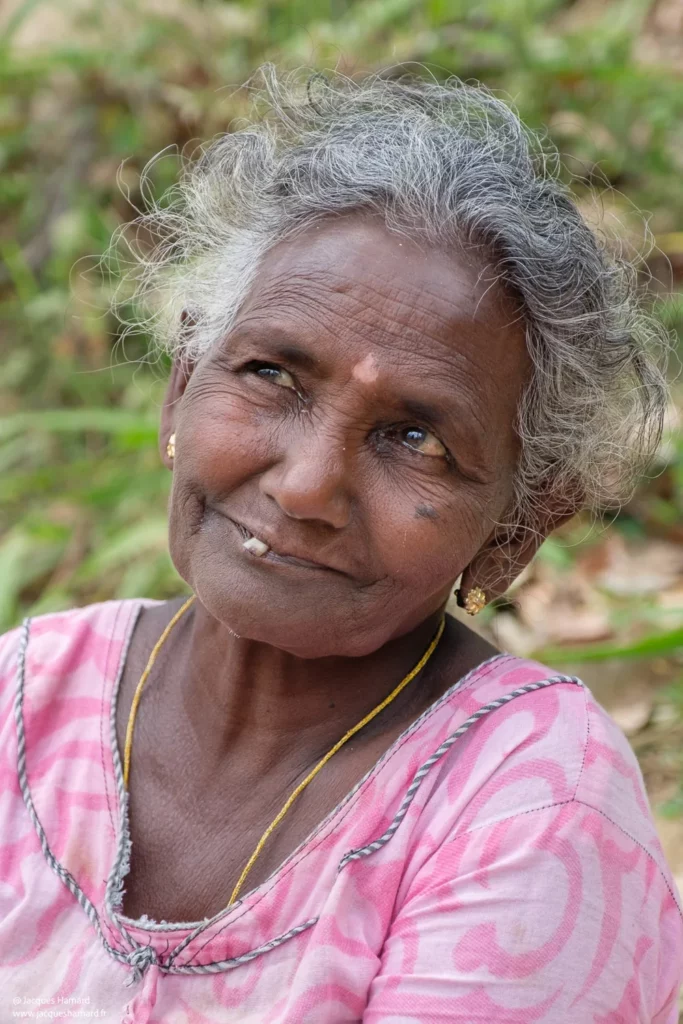 Gros plan sur le regard d'une femme du Sri Lanka, photographie de portrait en lumière naturelle.