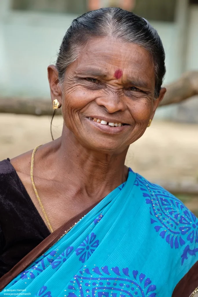 Portrait expressif d'une femme sri lankaise capturé par Jacques Hamard, photographe de voyage Sri Lanka.