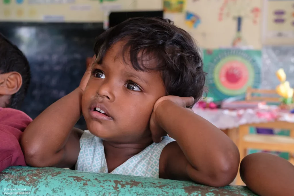 Portrait d'un jeune écolier sri lankais attentif en classe, reportage immersion éducation.