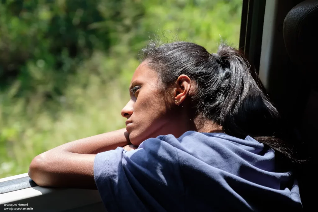 Portrait voyageuse train Sri Lanka instant de vie authentique.