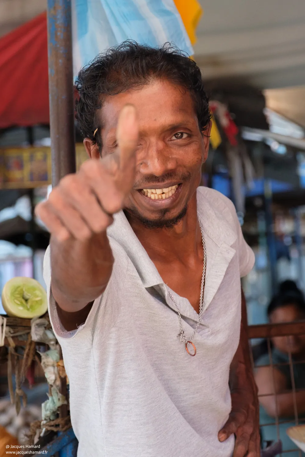 Portrait d'un marchand au cœur d'un marché local sri lankais par [Votre Nom], photographe de voyage Sri Lanka.