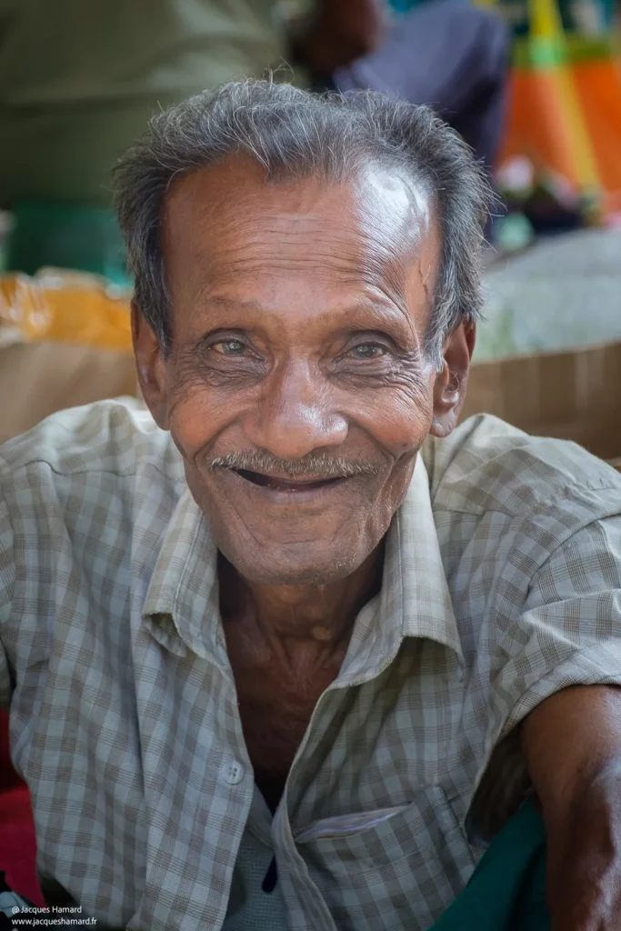 Portrait d'un homme sri lankais au visage marqué par le temps, photographie humaniste au Sri Lanka.