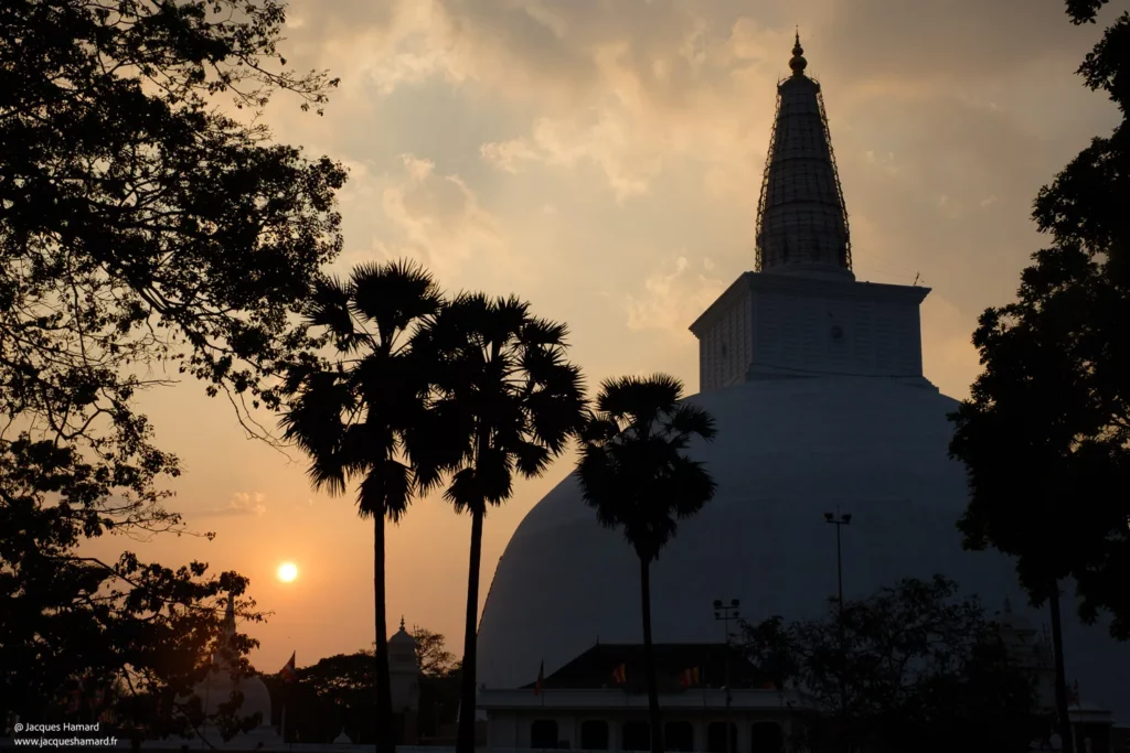 Couche de soleil à Anuradhapura par Jacques Hamard