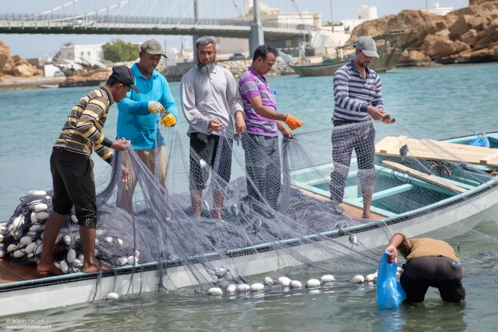 Réparation des filets de pêche à Sur par Jacques Hamard