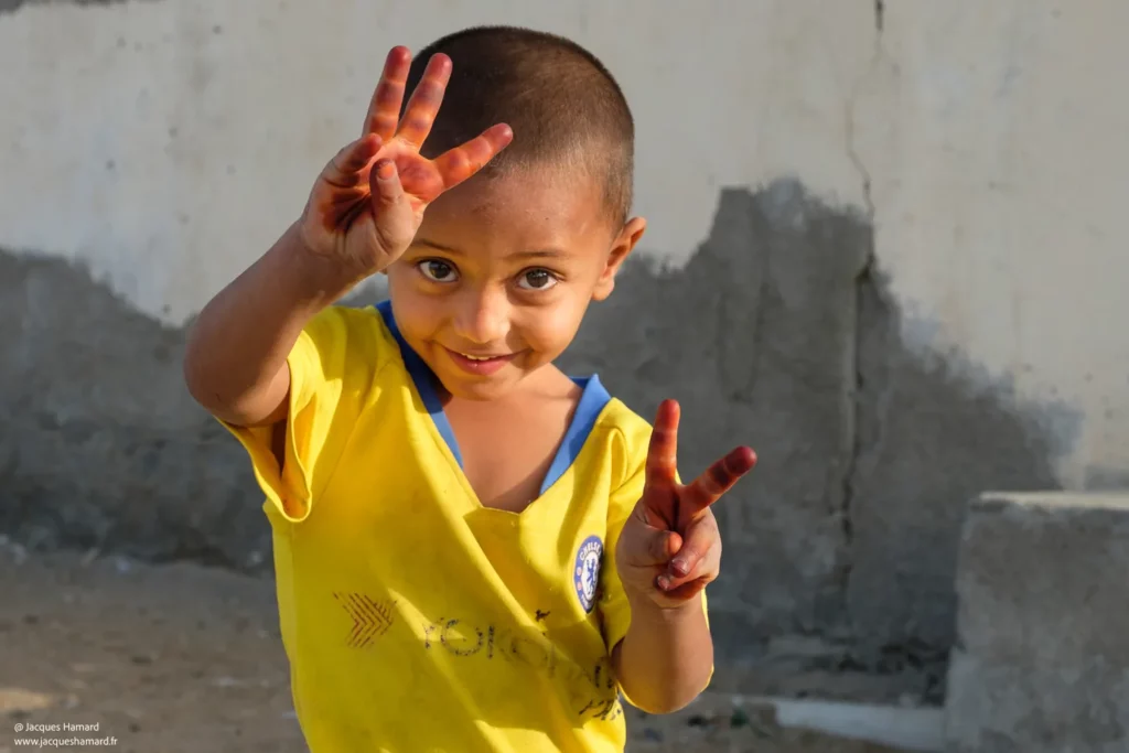 Enfant à Sur qui pose pour Jacques Hamard