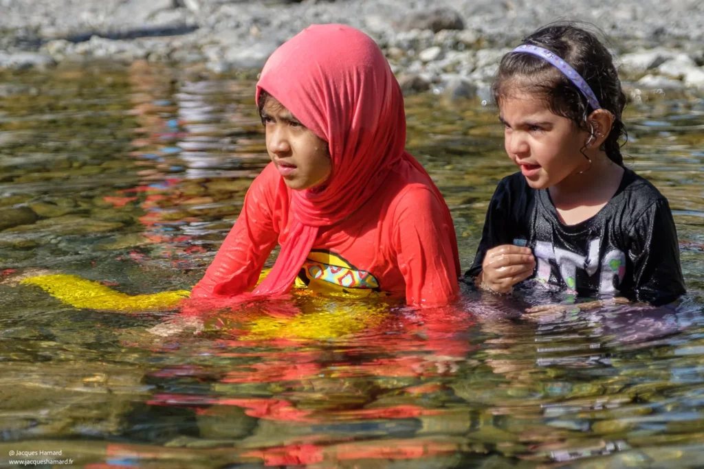 Enfants profitant de l'eau des Wadis par Jacques Hamard