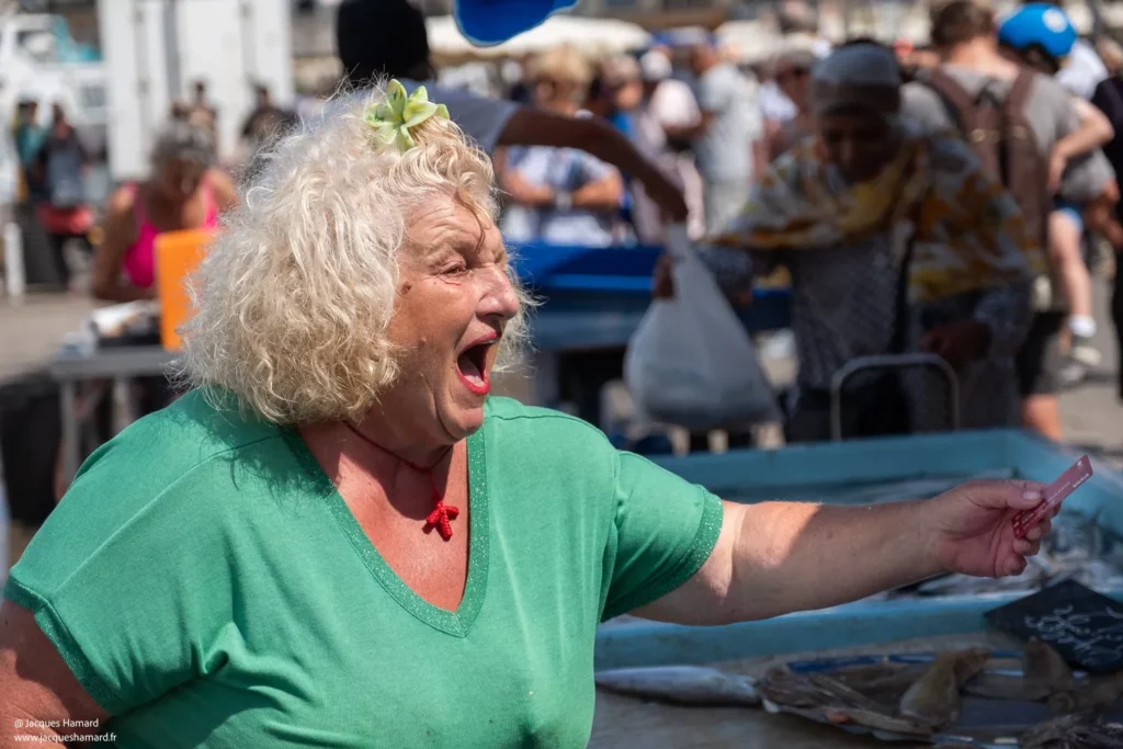 Photographie d'une vendeuse de poisson sur le port de Marseille par Jacques Hamard