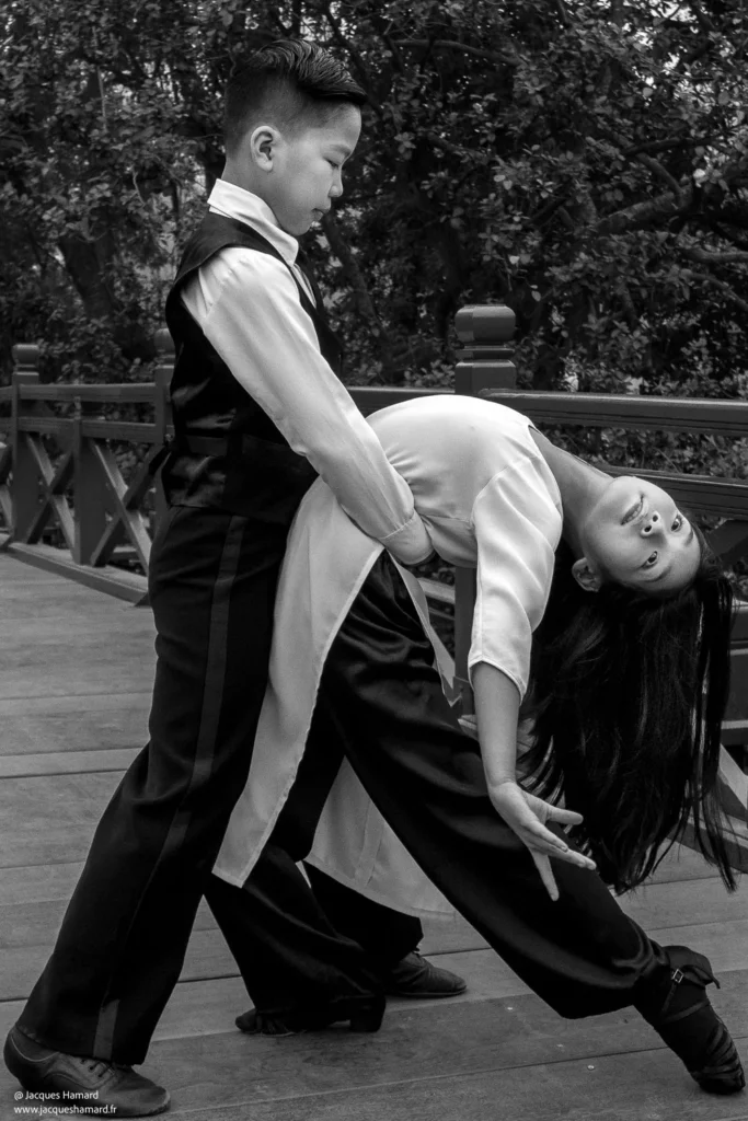Jeunes danseurs dans la ville impériale, Hué par Jacques Hamard