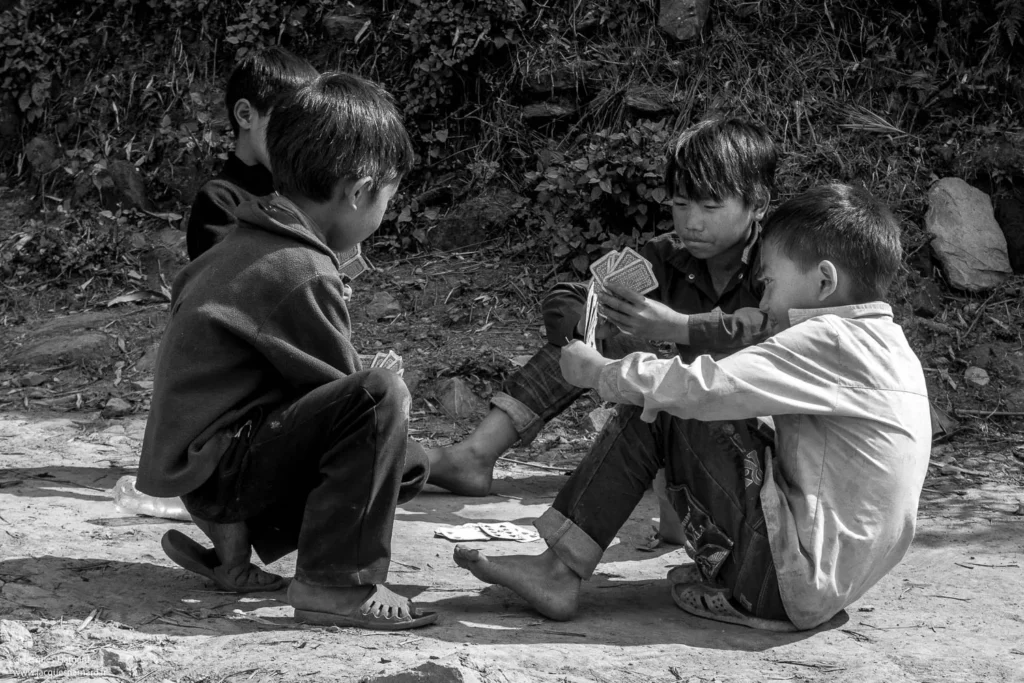 Jeunes jouant au cartes par Jacques Hamard