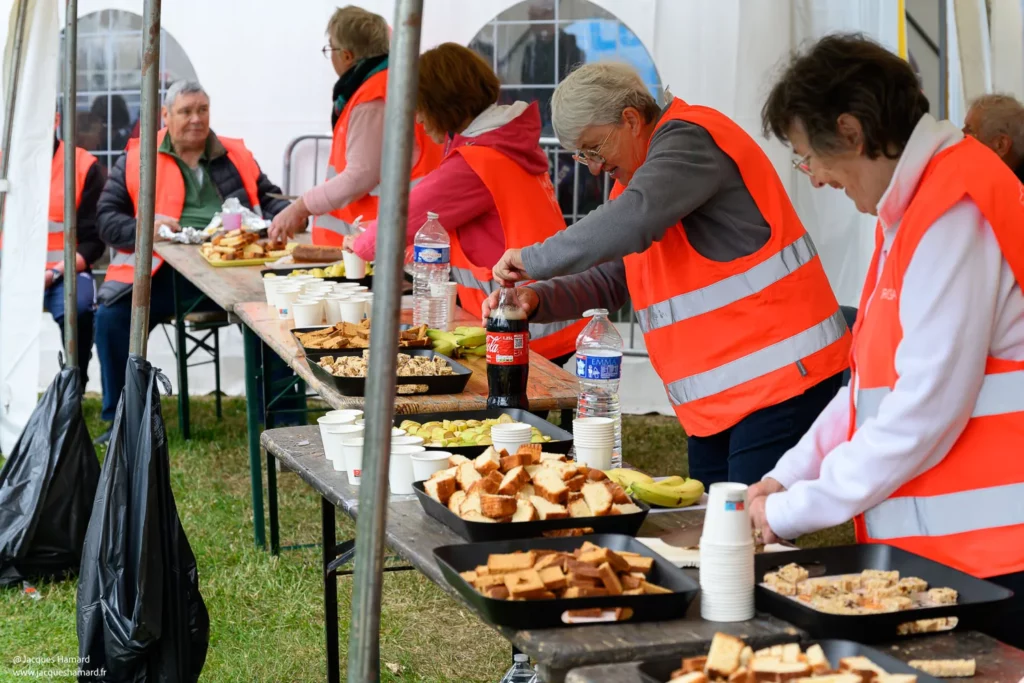 Soutien des bénévoles au poste de ravitaillement pour les coureurs du Triathlon de Chamouille