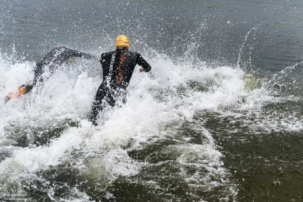 Départ explosif de la natation : bouillonnement de l'eau et nageurs en plein effort au Triathlon de Chamouille