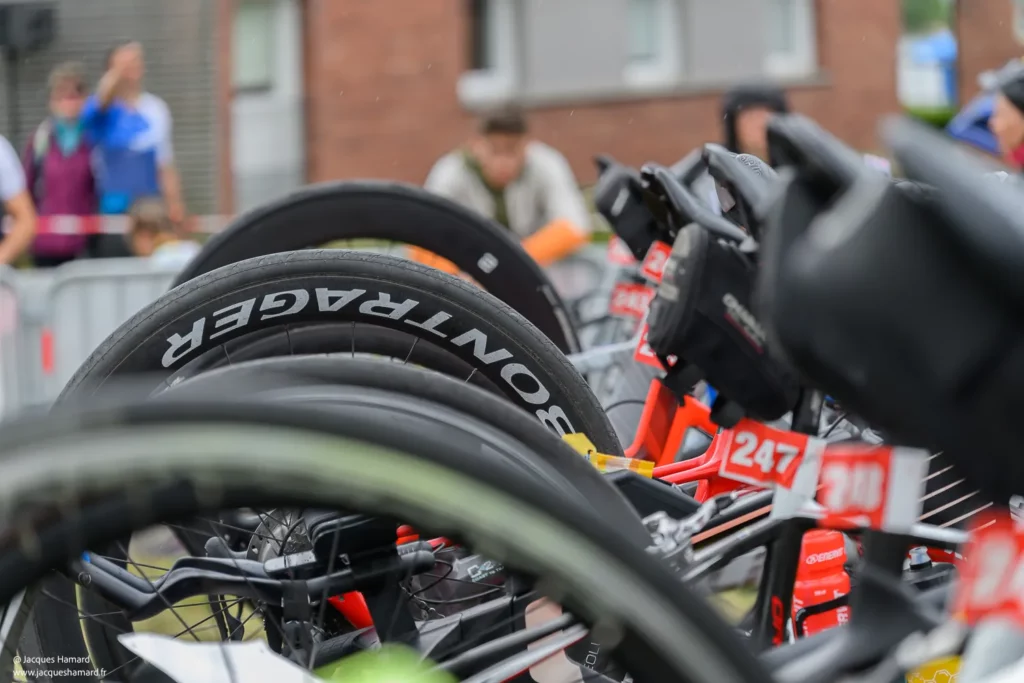 Alignement graphique de vélos de course dans le parc de transition du Triathlon de Chamouille