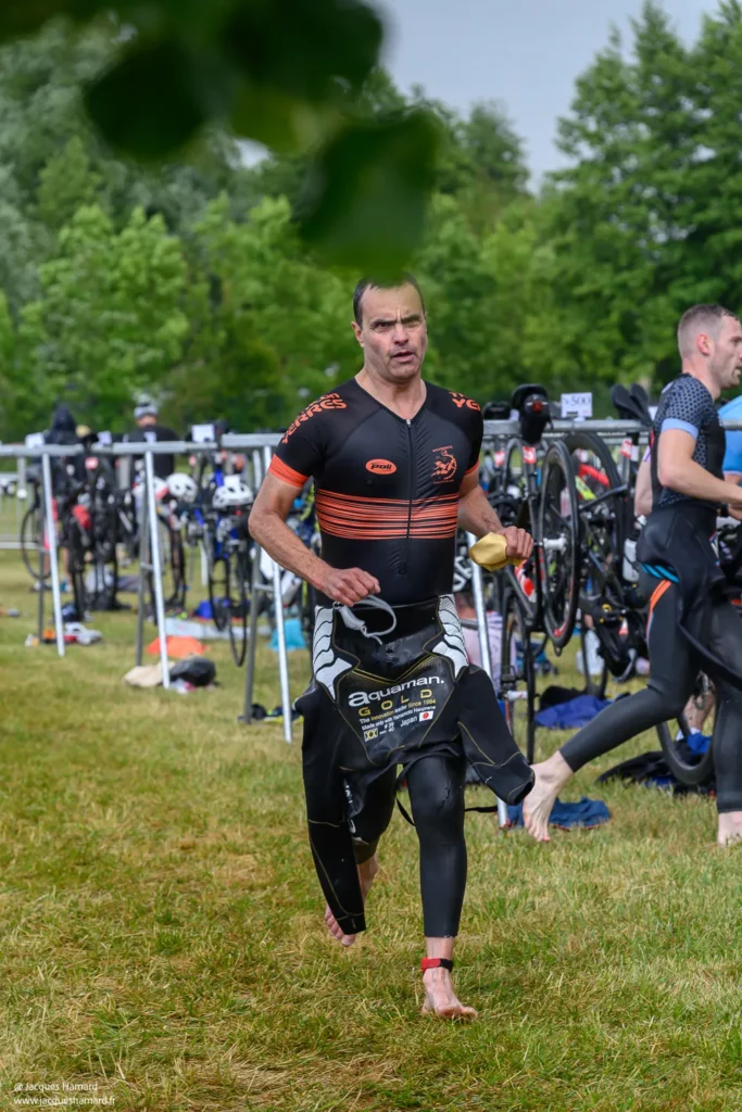 Transition natation, le but retrouver son vélo le plus vite possible.