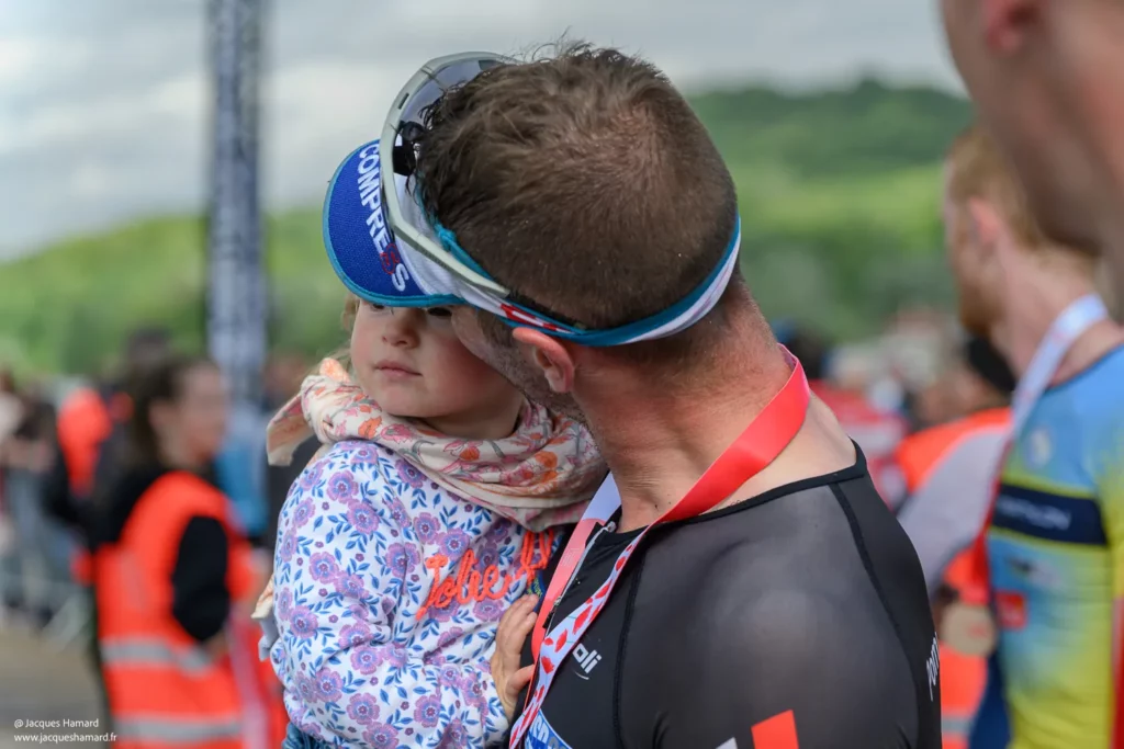 Instant d'émotion : un athlète retrouve sa famille après avoir bouclé le Triathlon de Chamouille