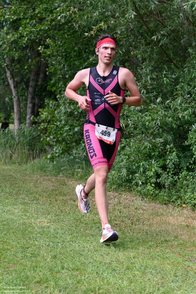 Foulée et détermination d'un coureur sur le parcours final du triathlon