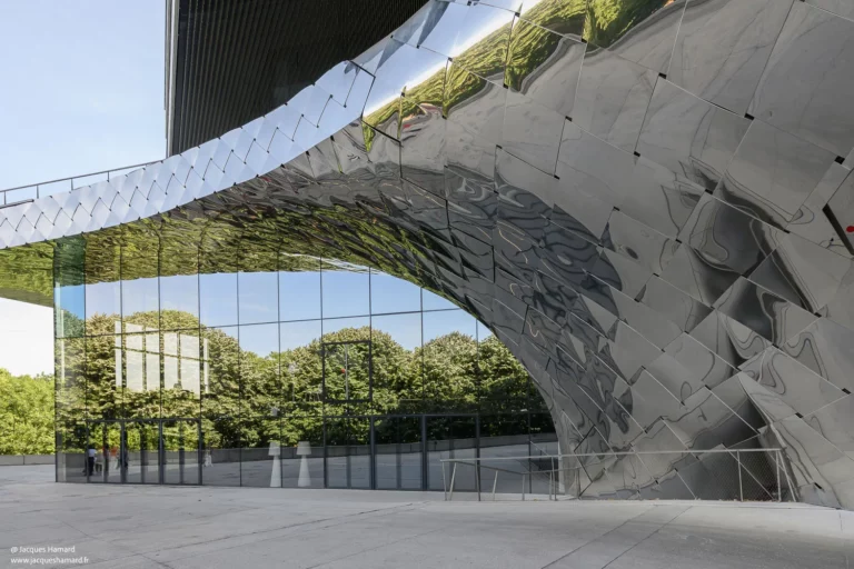 Philharmonie de Paris — courbes inox et reflets végétation — Jean Nouvel — Jacques Hamard
