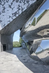 Architecture Philharmonie de Paris — volumes métalliques et parvis — Jean Nouvel — Jacques Hamard