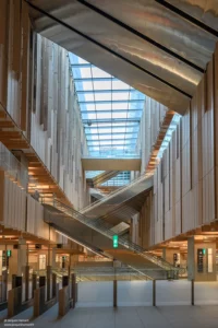 Vue générale intérieur Saint-Denis Pleyel — volumes bois et inox — Kengo Kuma — Jacques Hamard
