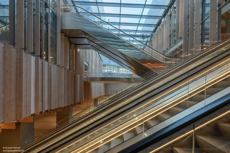 Station Saint-Denis Pleyel — escalators inox et bois — Kengo Kuma — Jacques Hamard photographe