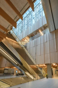 Atrium Saint-Denis Pleyel — escalator inox et lamelles bois — lumière zénithale — Jacques Hamard