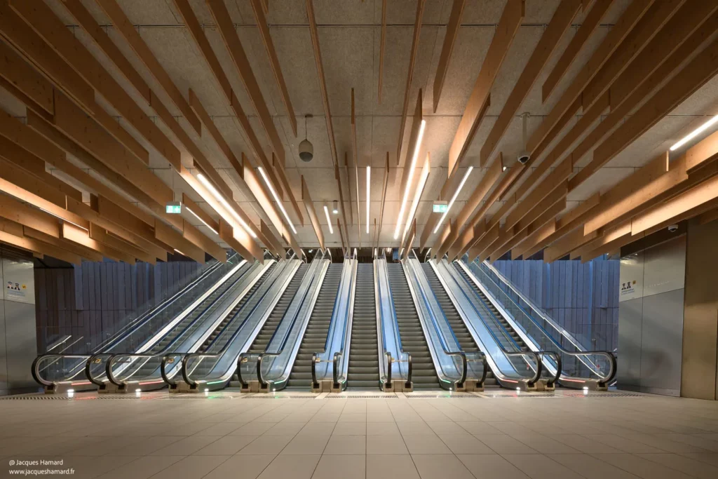 Hall Saint-Denis Pleyel — escalators symétriques et plafond bois — Jacques Hamard photographe