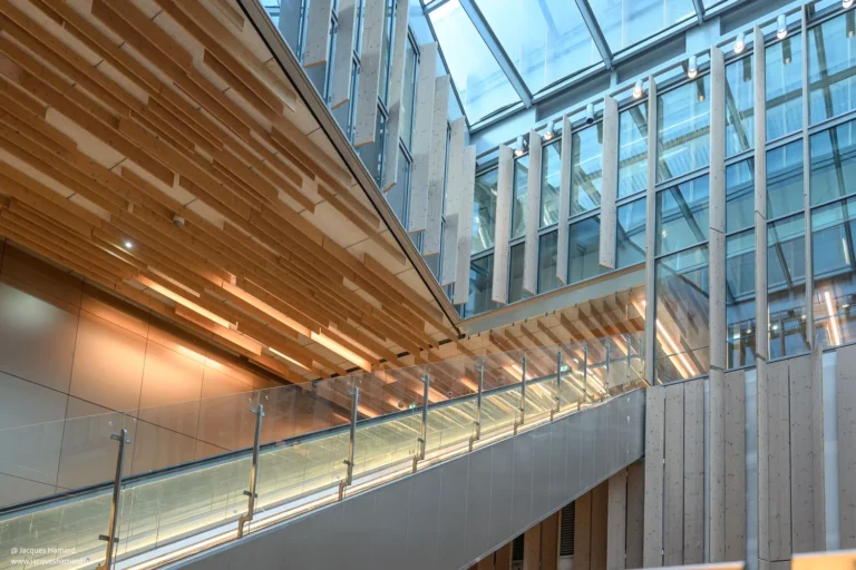 Architecture bois Saint-Denis Pleyel — plafond lamelles et verrière — Kengo Kuma