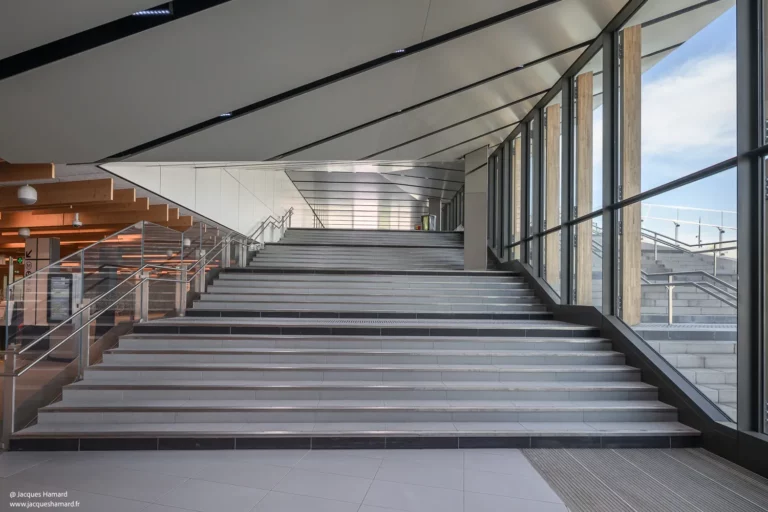 Escalier intérieur Saint-Denis Pleyel — géométrie et lumière naturelle — Jacques Hamard