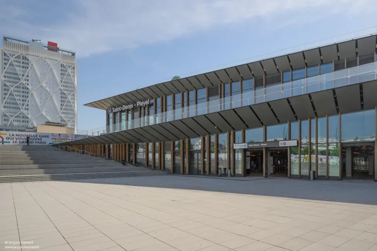 Entrée station Saint-Denis Pleyel — parvis et colonnes bois — Jacques Hamard photographe architecture