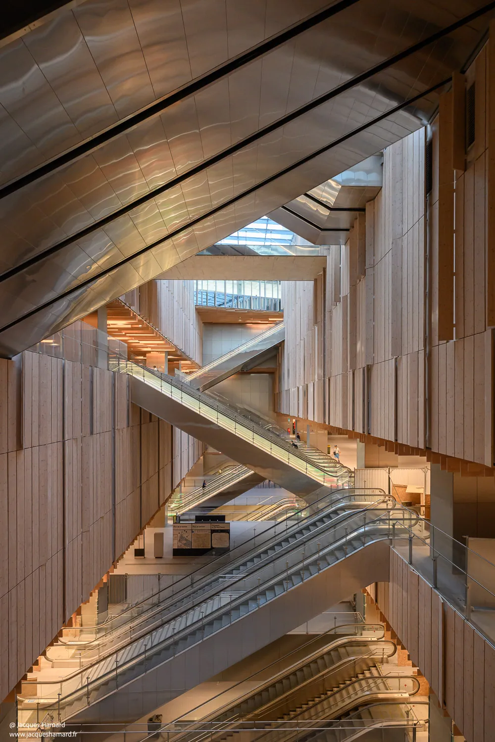 Intérieur Saint-Denis Pleyel — volumes bois et inox — Kengo Kuma — Jacques Hamard