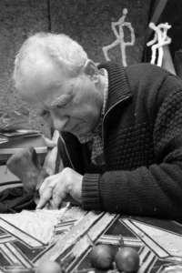 Portrait artisan sculpteur bois — concentration et précision — Jacques Hamard