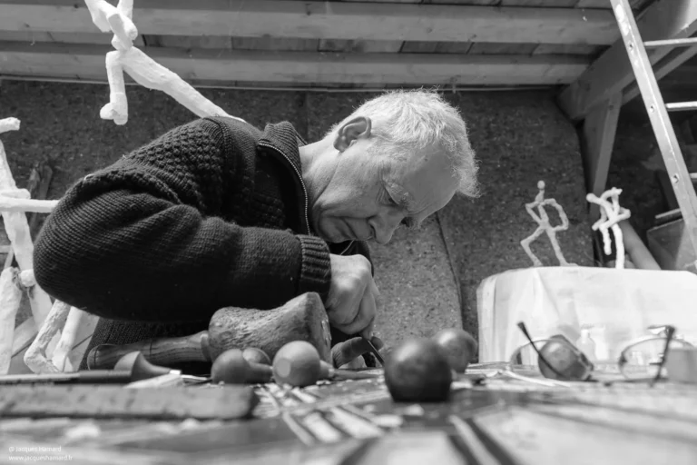 Artisan sculpteur sur bois — portrait métier en atelier — Jacques Hamard Paris
