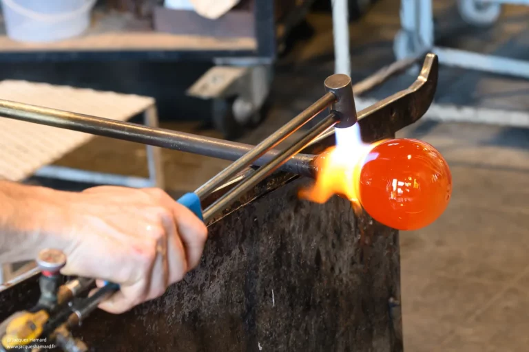 Verrier souffleur de verre — chalumeau et boule en fusion — Verrerie Soisy-sur-École — Jacques Hamard
