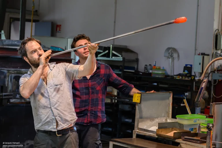 Deux verriers souffleurs de verre en atelier — travail en équipe — Verrerie Soisy-sur-École — Jacques Hamard