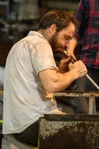 Souffleur de verre de profil concentré — Verrerie d'Art Soisy-sur-École — Jacques Hamard