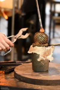 Sphère de verre texturée dans moule avec pinces — Verrerie Soisy-sur-École — Jacques Hamard