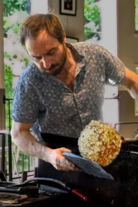 Verrier concentré sur sphère dorée texturée — Verrerie d'Art Soisy-sur-École — Jacques Hamard