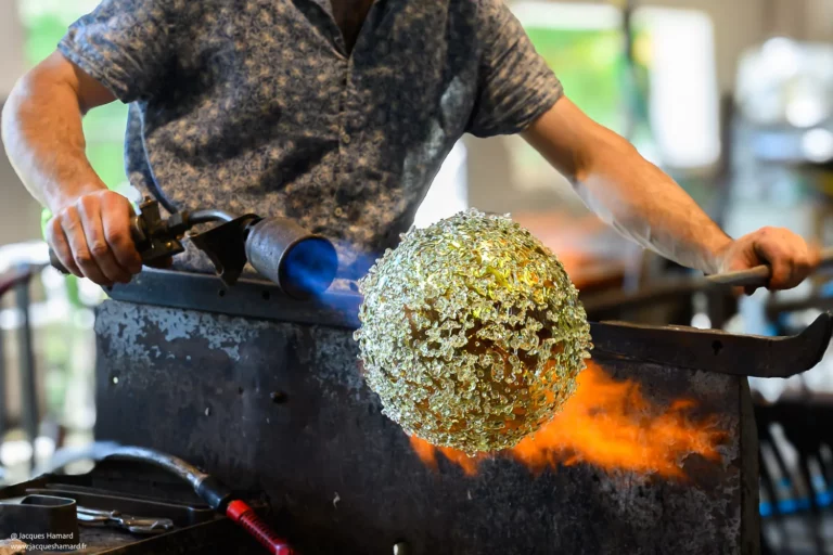 Sphère de verre éclatée avec flammes — souffleur de verre Soisy — Jacques Hamard photographe