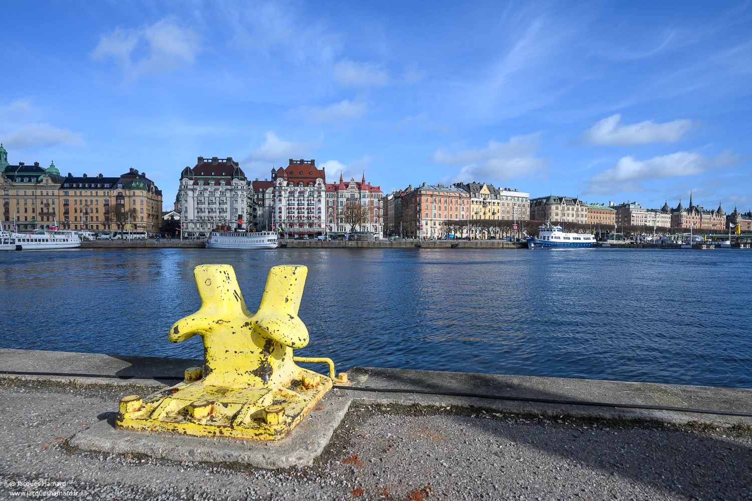 Quai de voyage à Stockholm avec bollard jaune et vue sur le front de mer