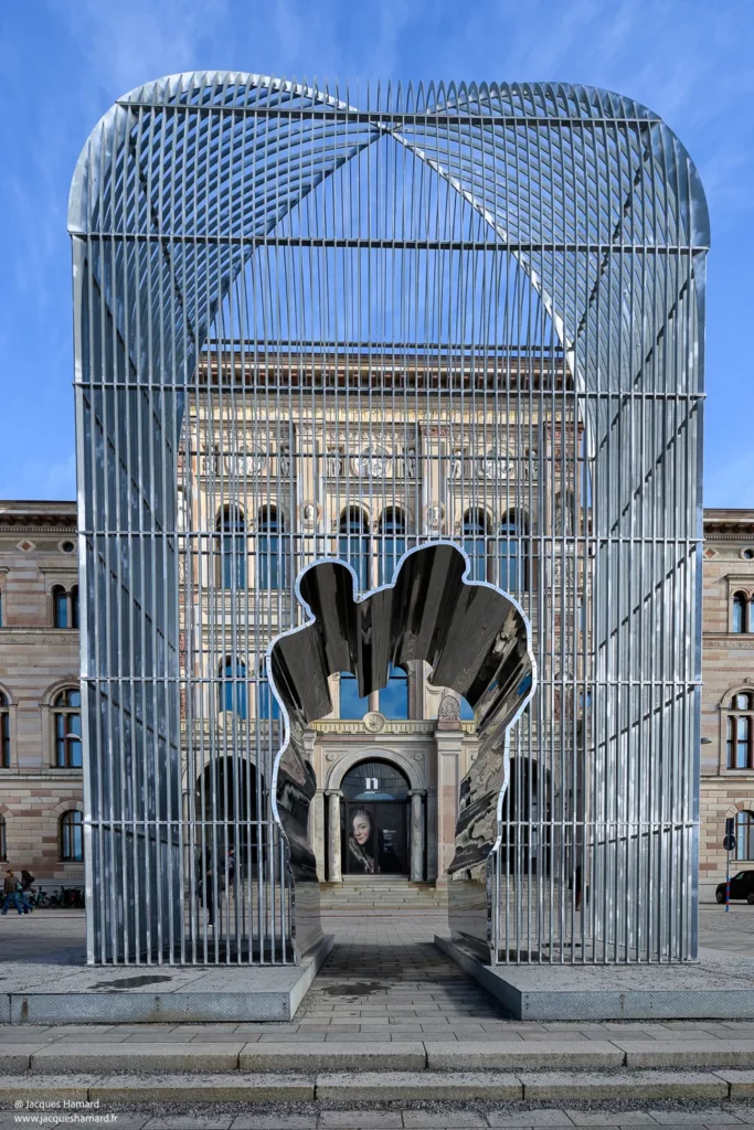 Sculpture moderne Arch de Ai Weiwei devant le Nationalmuseum lors d'un voyage à Stockholm