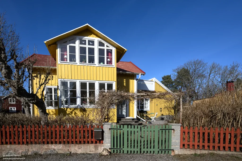 Maison jaune traditionnelle en bois lors d'une visite près de Stockholm.