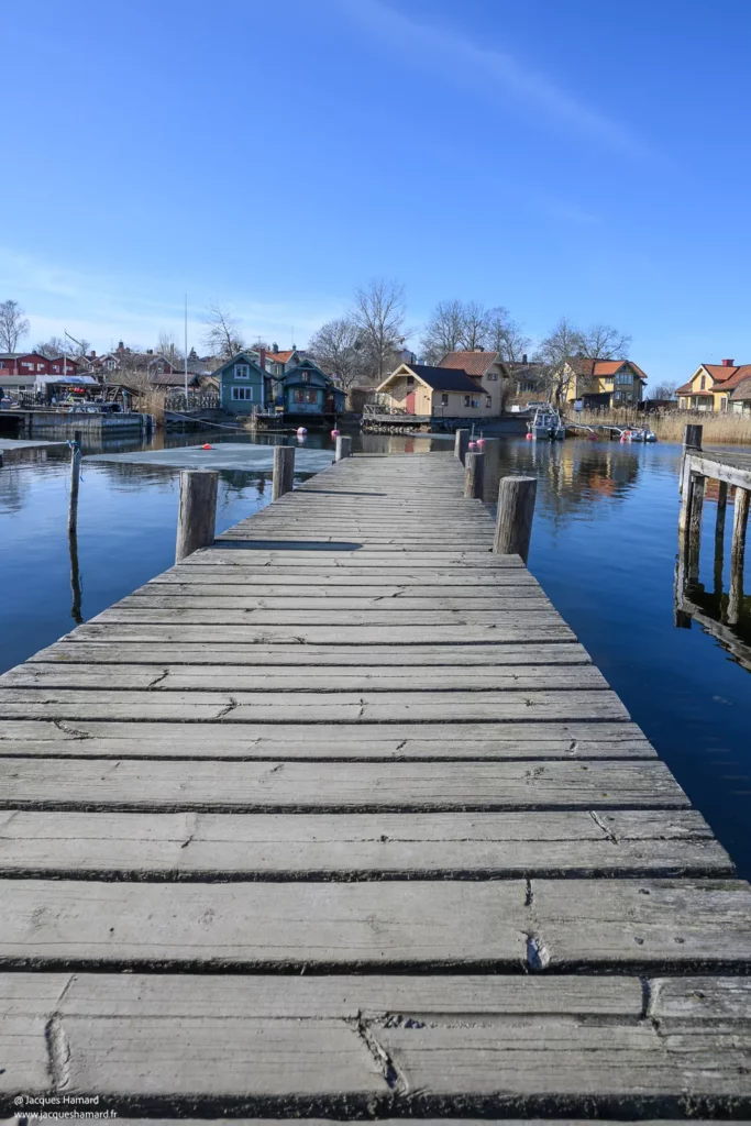 Ponton en bois s'avançant dans l'eau calme de l'archipel lors d'un voyage à Stockholm.