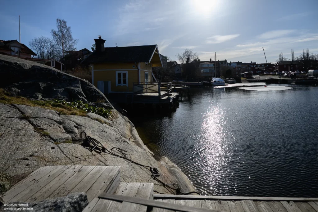 Rochers et cabane en bois au soleil sur le littorale de Stockholm.