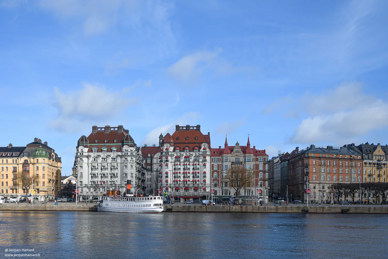 Façades historiques et bateau à vapeur sur les quais de Strandvägen lors d'un voyage à Stockholm